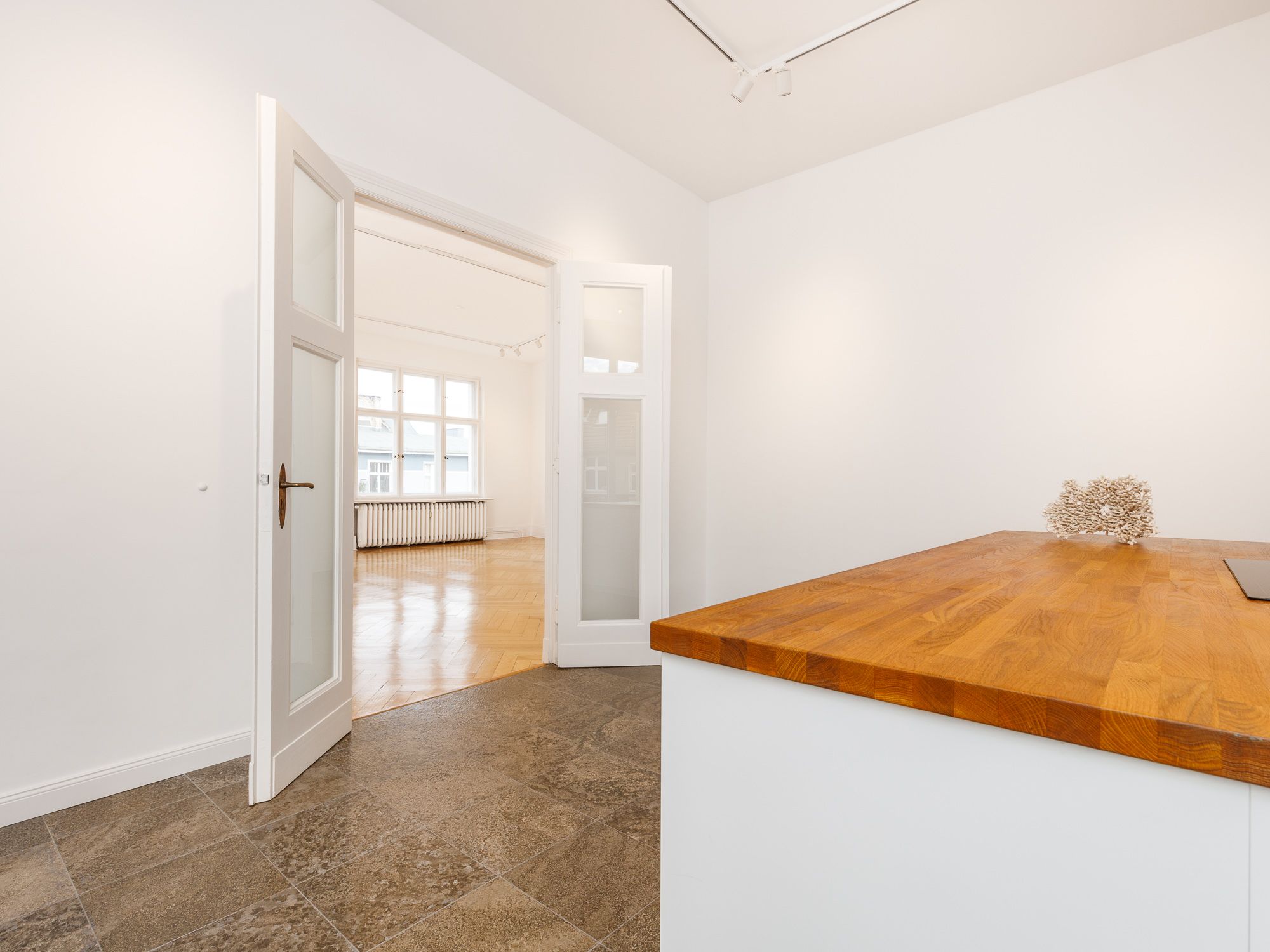 Stately apartment in an old building with separate living quarters, within walking distance of Bayerischer Platz