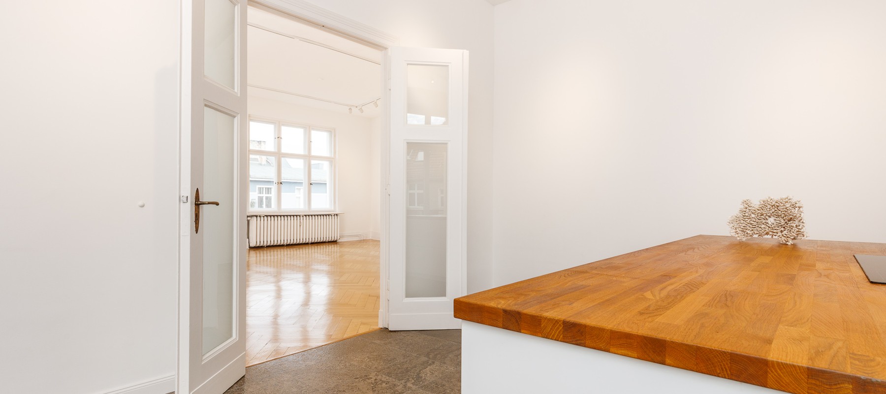 Stately apartment in an old building with separate living quarters, within walking distance of Bayerischer Platz