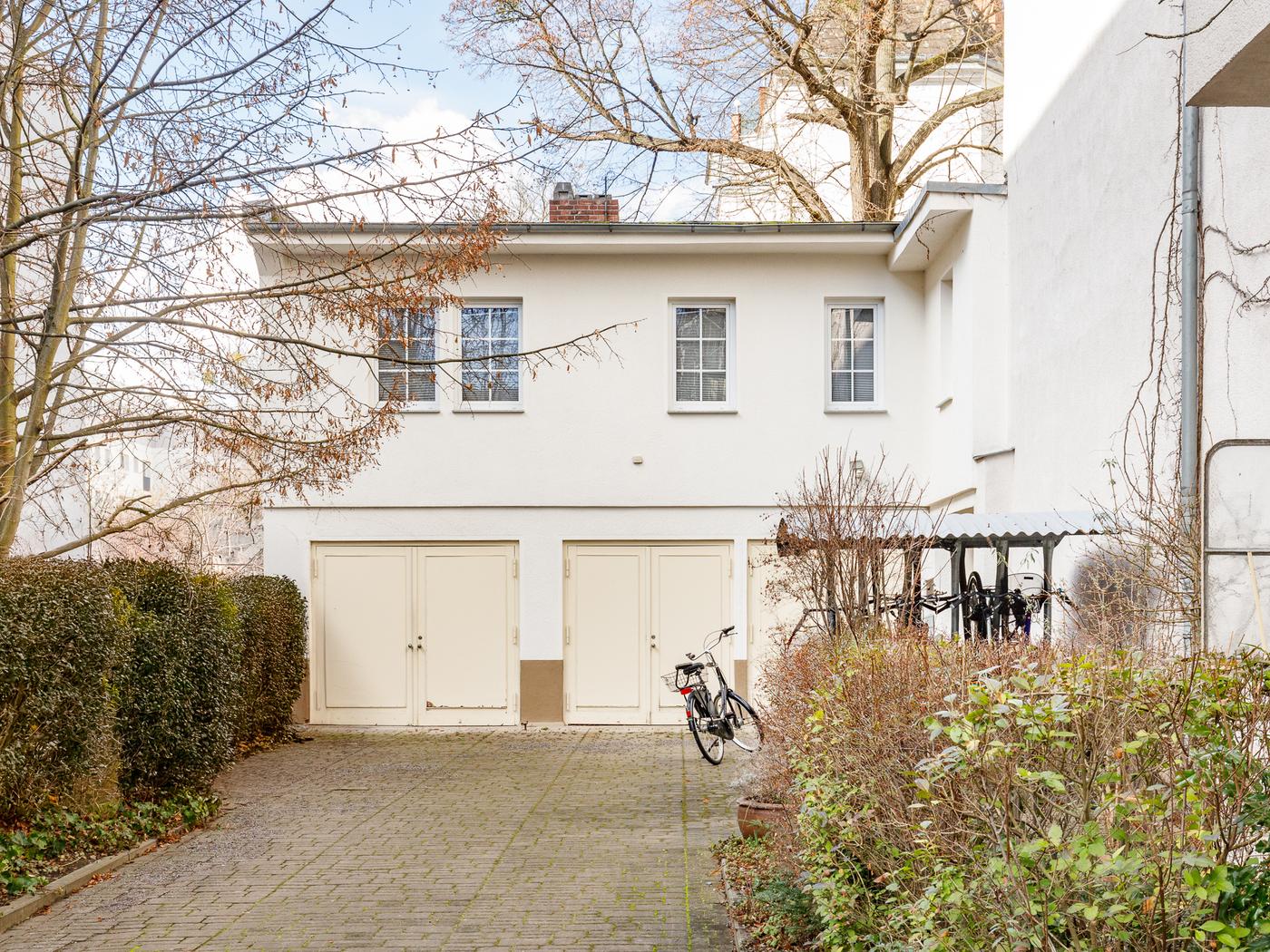 Ausgebaute Hofremise mit Garagenstellplätzen Ausgebaute Hofremise mit Garagenstellplätzen