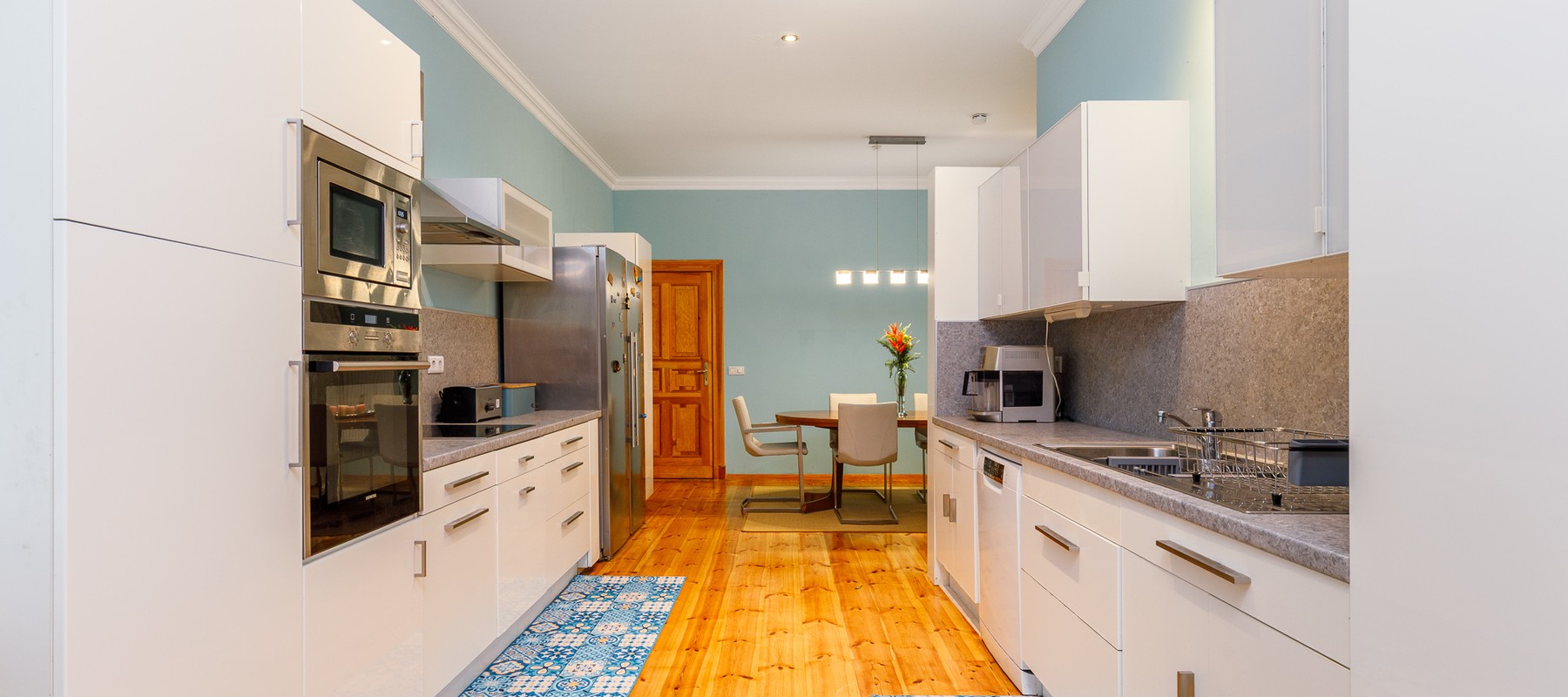 Offener Küchenbereich mit Vollausstattung Offener Küchenbereich mit Vollausstattung