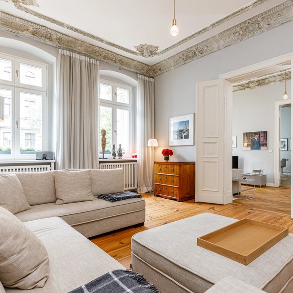 Wohnzimmer Stuckdecke Flügeltür Dielenboden Fenster