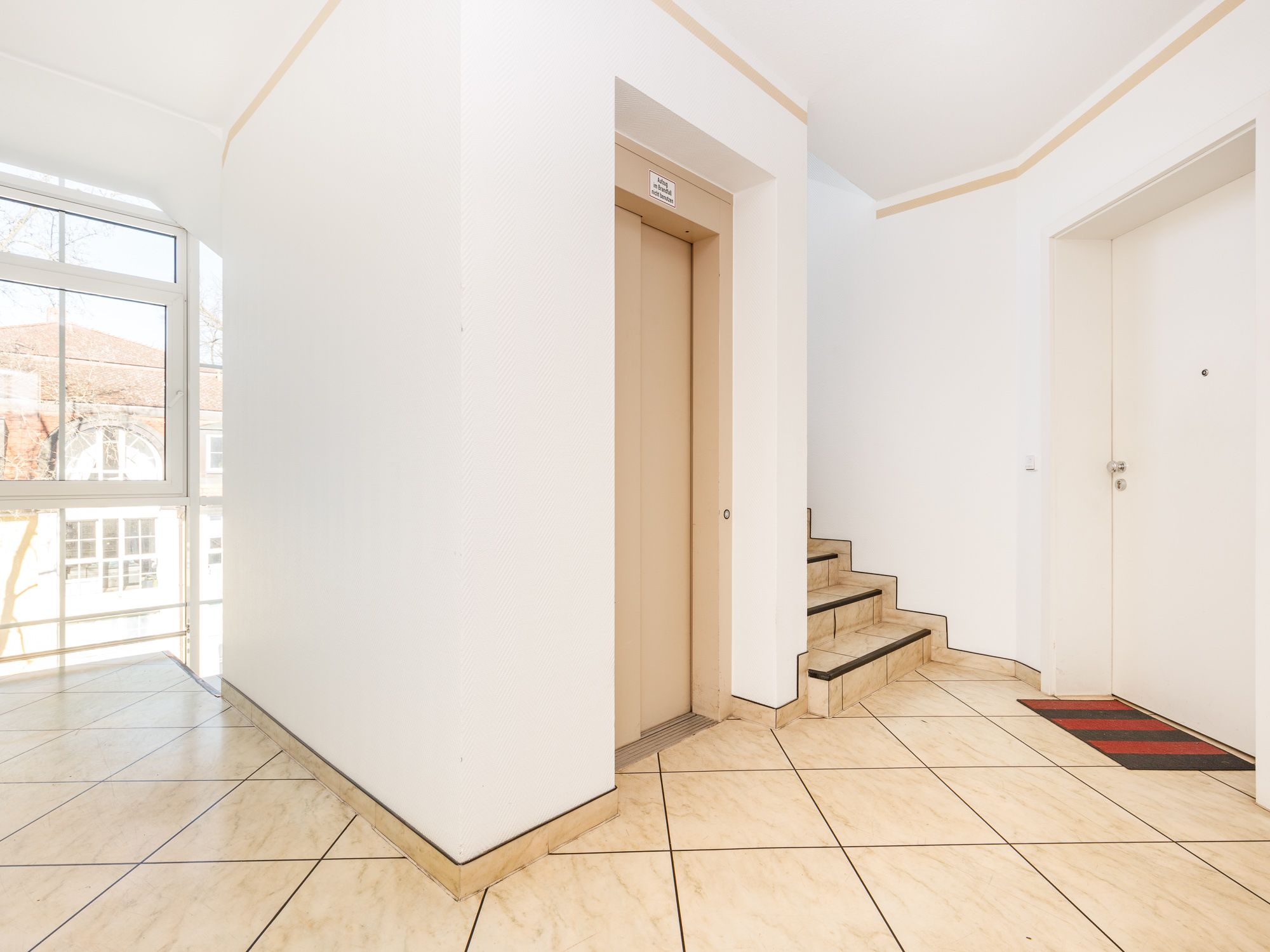 Impression of the entrance area with lift 