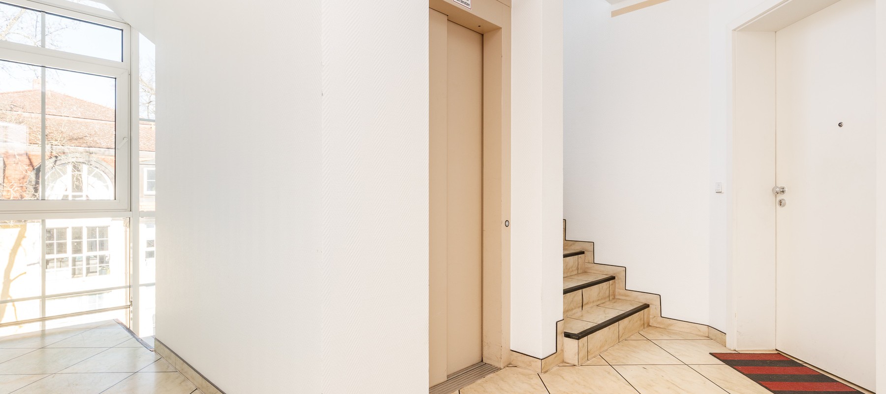 Impression of the entrance area with lift Impression of the entrance area with lift