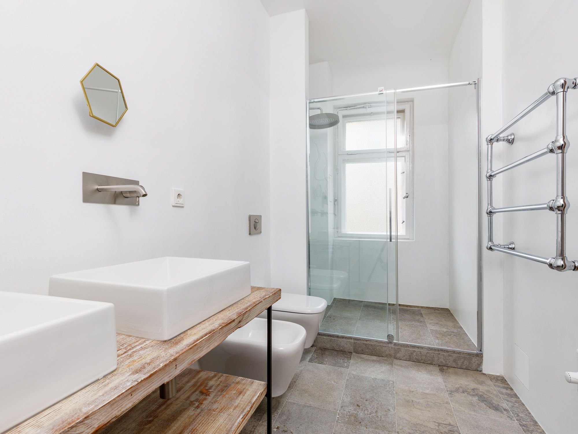 Stately apartment in an old building with separate living quarters, within walking distance of Bayerischer Platz