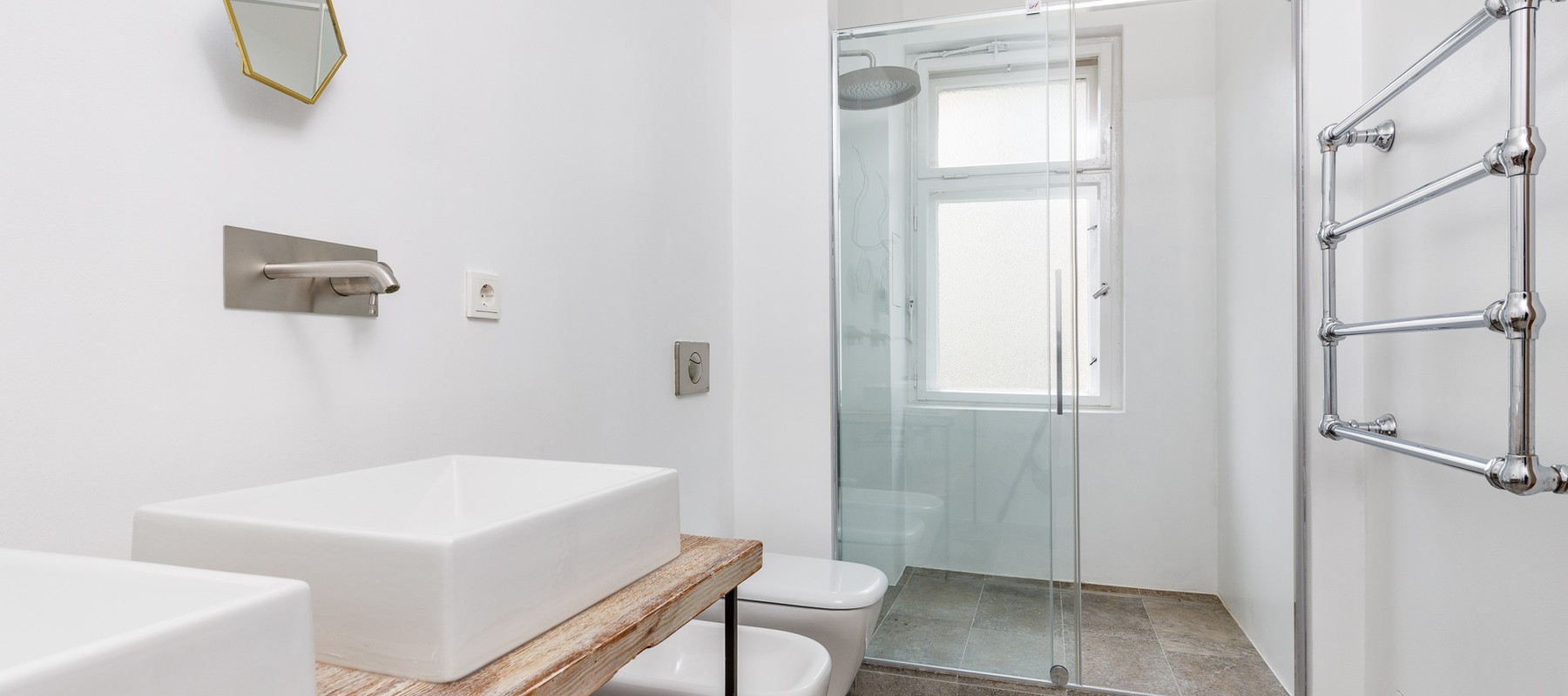 Stately apartment in an old building with separate living quarters, within walking distance of Bayerischer Platz