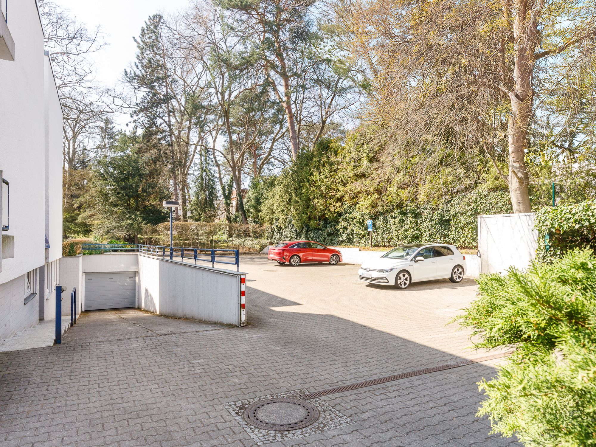 Tiefgarage und Außenstellplätze 