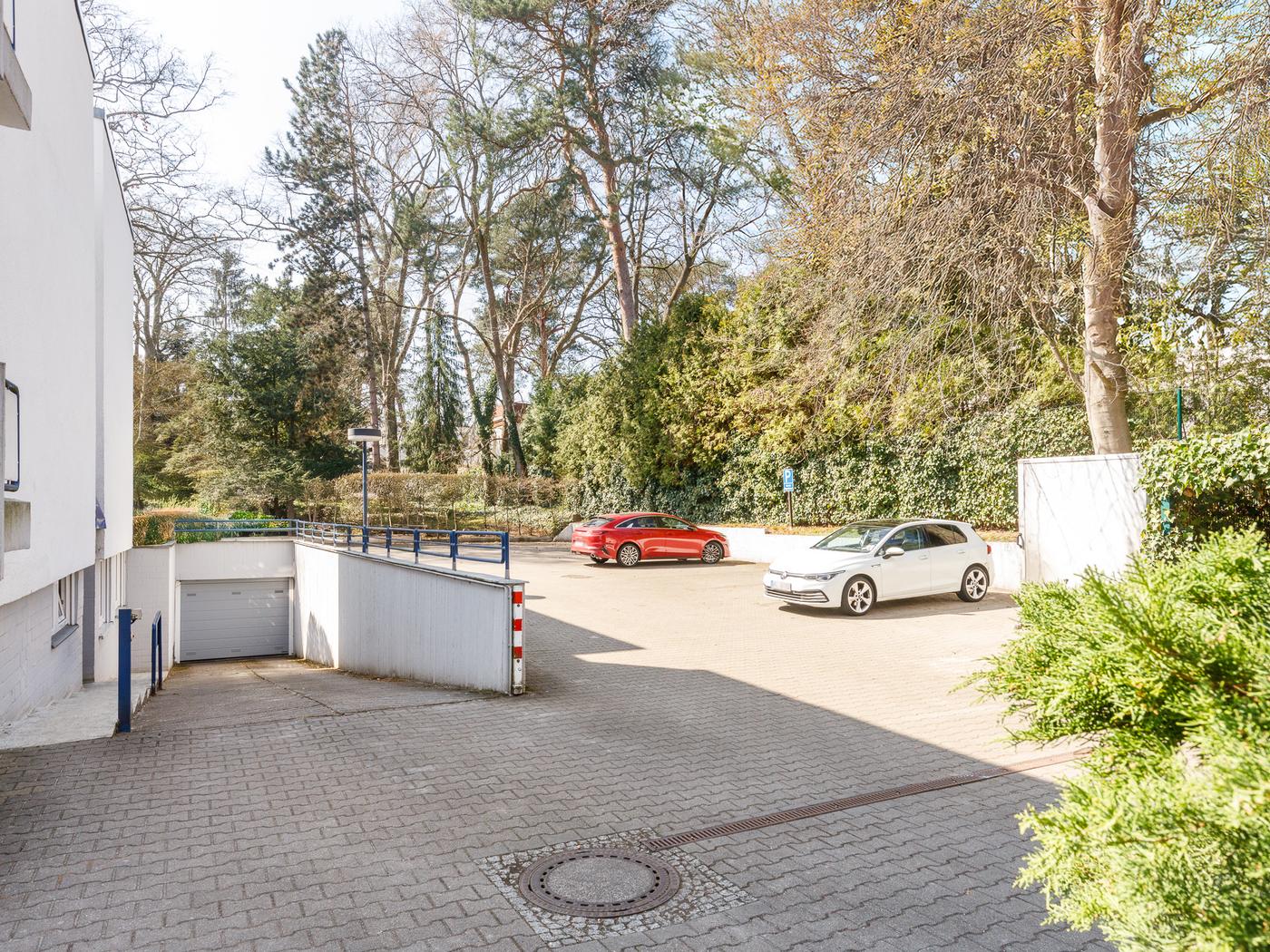 Tiefgarage und Außenstellplätze Tiefgarage und Außenstellplätze