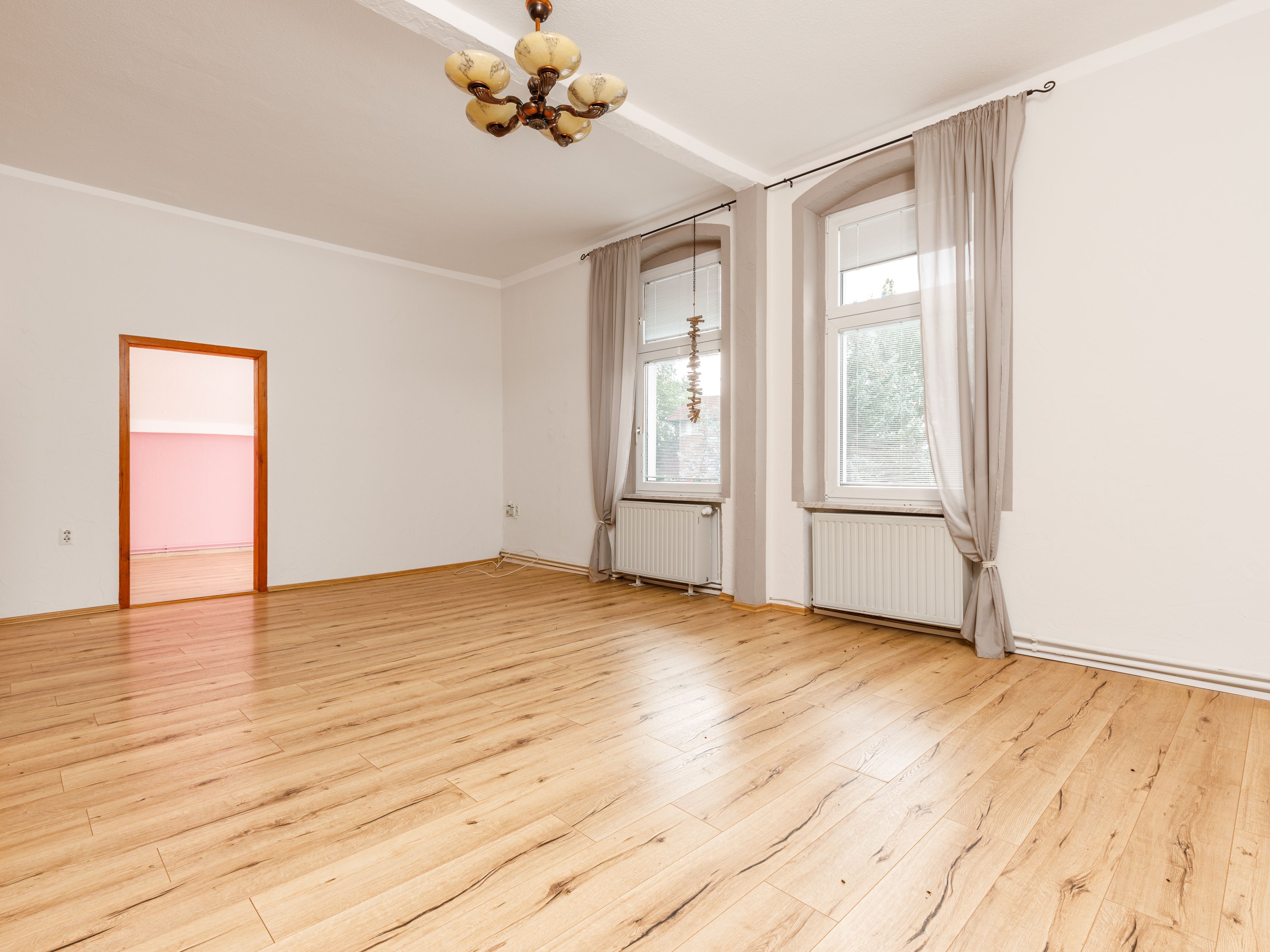 Großes Wohnzimmer mit hohen Decken