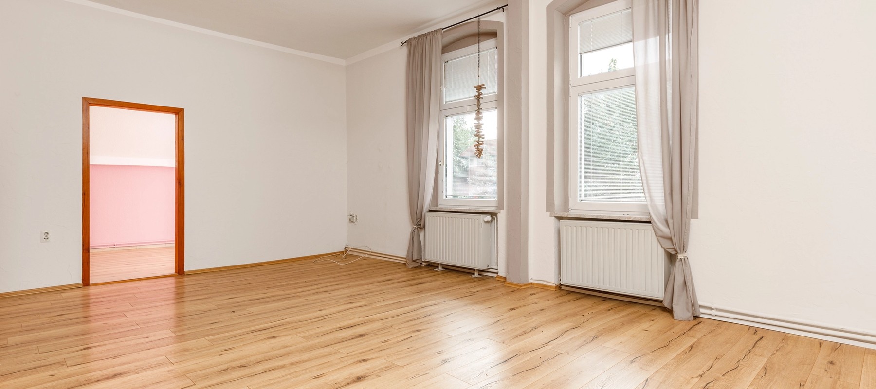 Großes Wohnzimmer mit hohen Decken Großes Wohnzimmer mit hohen Decken