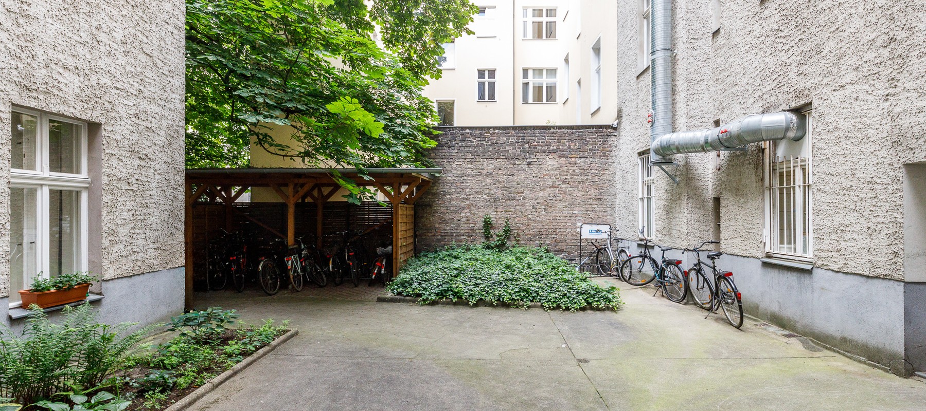 Innenhof mit Fahrradabstellmöglichkeiten Innenhof mit Fahrradabstellmöglichkeiten