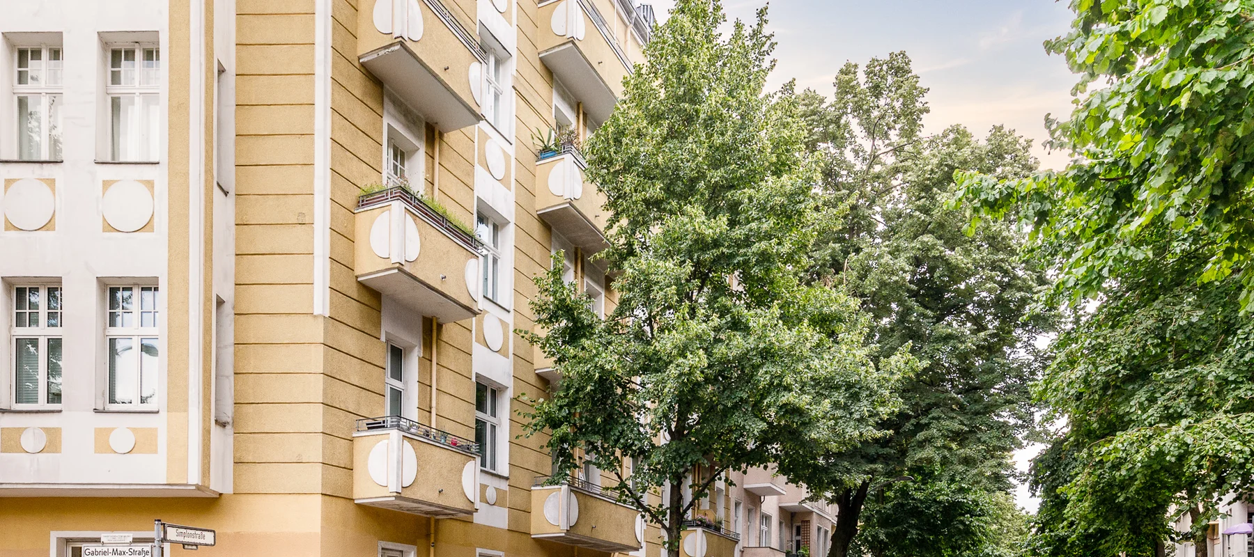 Leben inmitten vom Simon-Dach-Kiez in stilvoller Altbauwohnung mit Balkon
