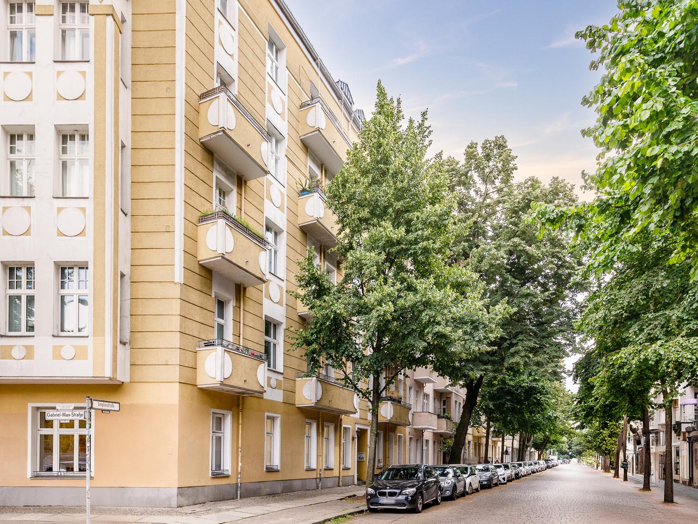 Leben inmitten vom Simon-Dach-Kiez in stilvoller Altbauwohnung mit Balkon