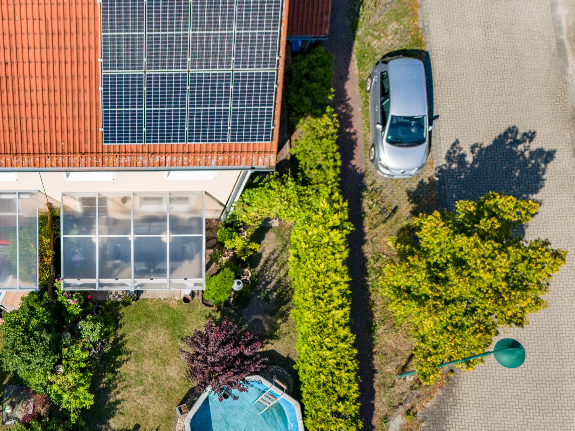 Vogelperspektive vom Haus und Garten 