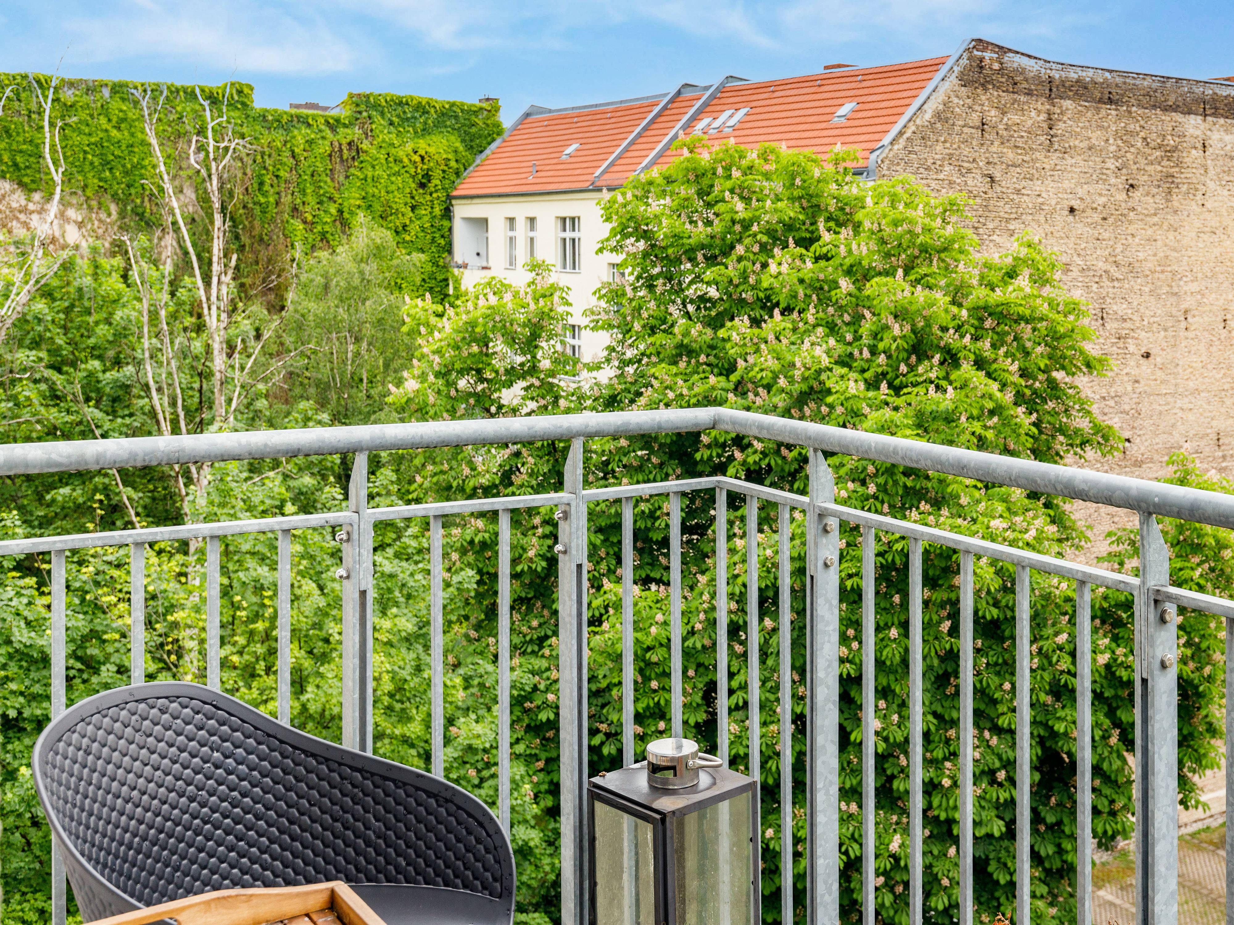 Idyllischer Balkon zum ruhigen Innenhof 