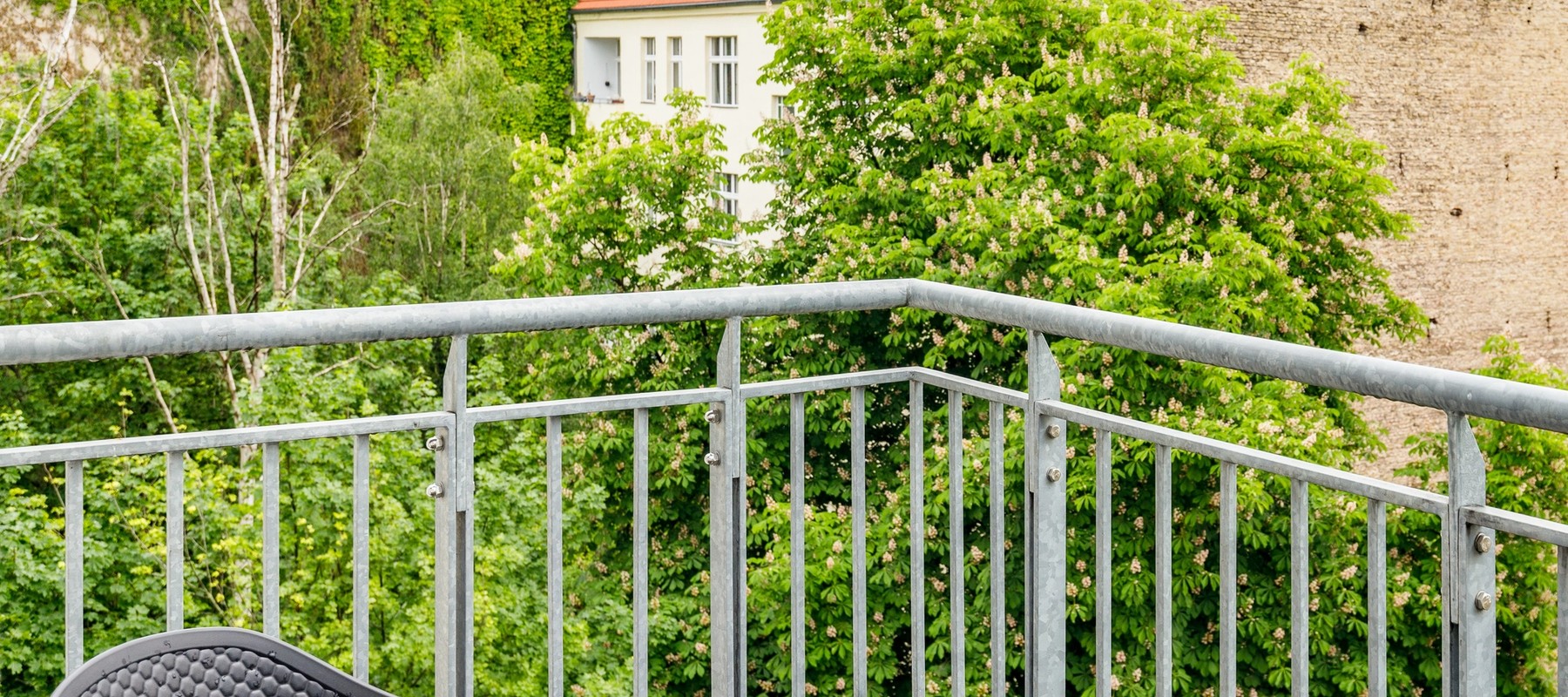 Idyllischer Balkon zum ruhigen Innenhof Idyllischer Balkon zum ruhigen Innenhof