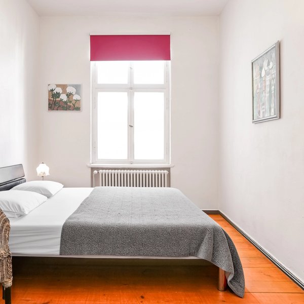 Schlafzimmer Bett Fenster Heizkörper Sessel