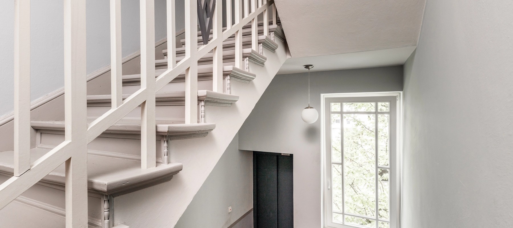 Gepflegtes Treppenhaus mit Fahrstuhl Gepflegtes Treppenhaus mit Fahrstuhl