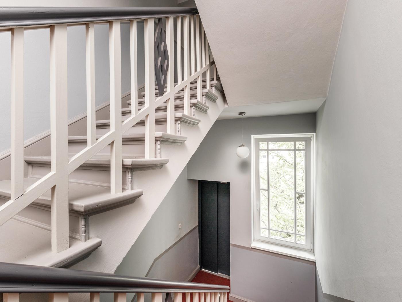 Gepflegtes Treppenhaus mit Fahrstuhl Gepflegtes Treppenhaus mit Fahrstuhl