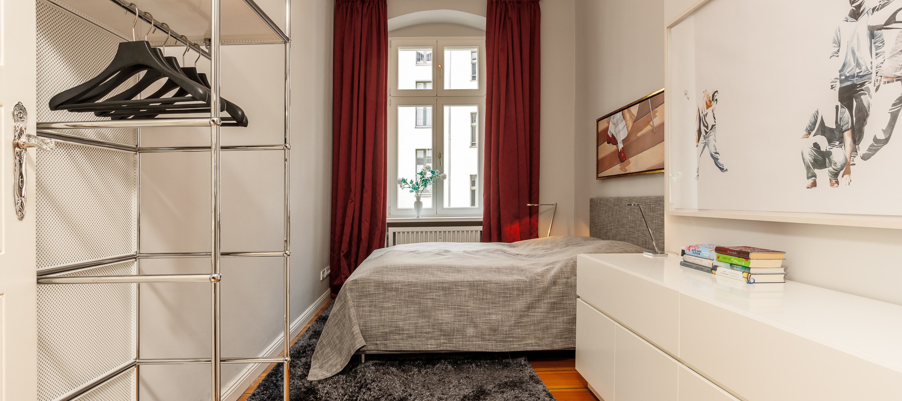 Gemütliches Gästezimmer mit Garderobe Gemütliches Gästezimmer mit Garderobe