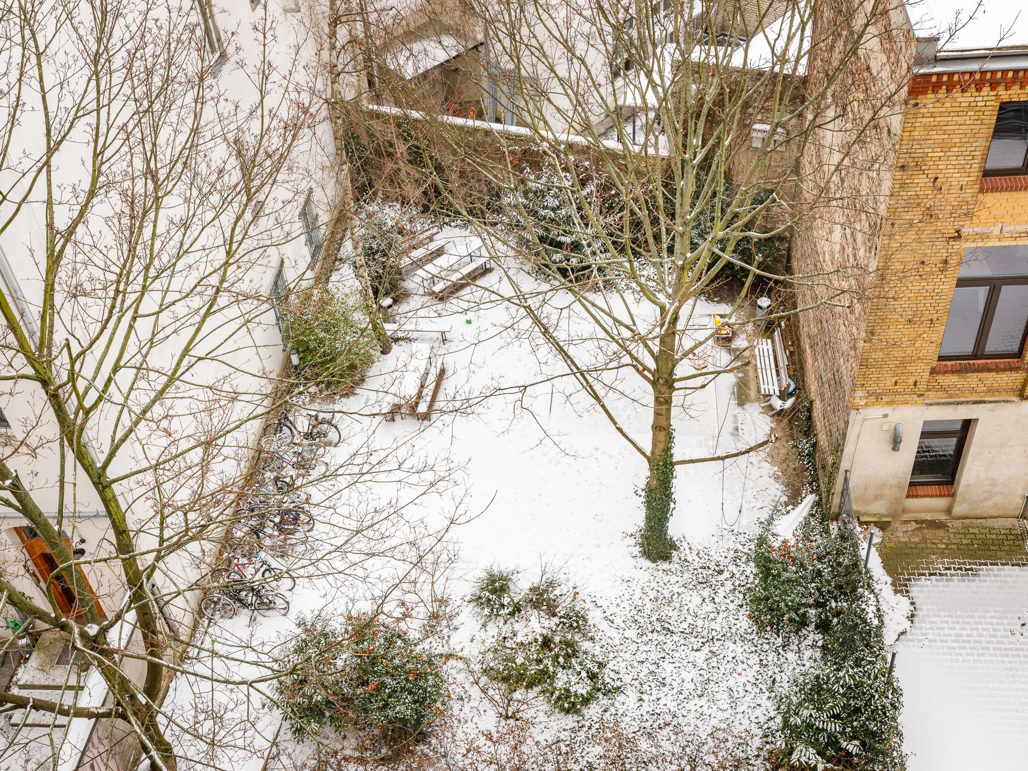 Blick vom Balkon in den Innenhof 
