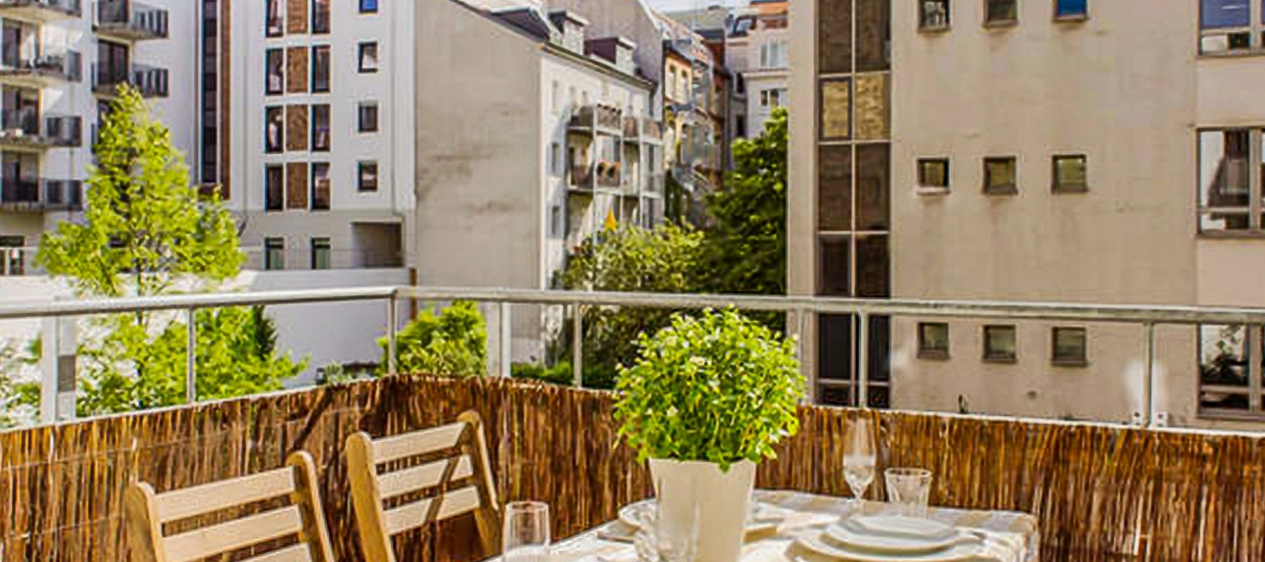 Großer Balkon im ruhigen Innenhof Großer Balkon im ruhigen Innenhof