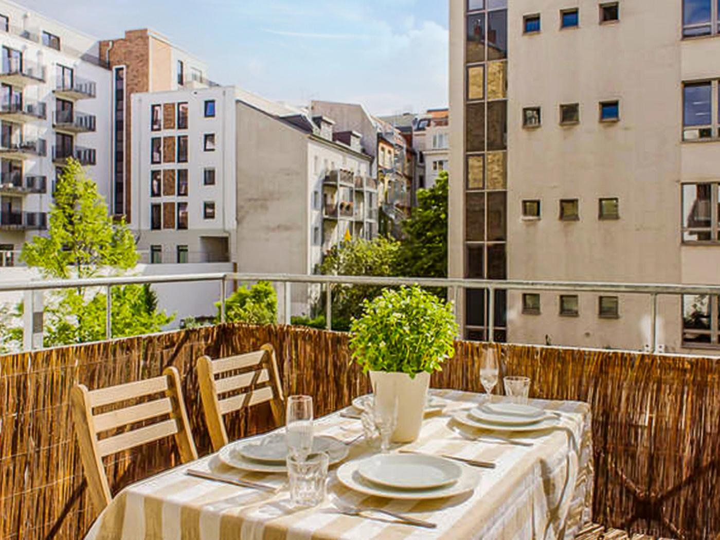 Großer Balkon im ruhigen Innenhof Großer Balkon im ruhigen Innenhof