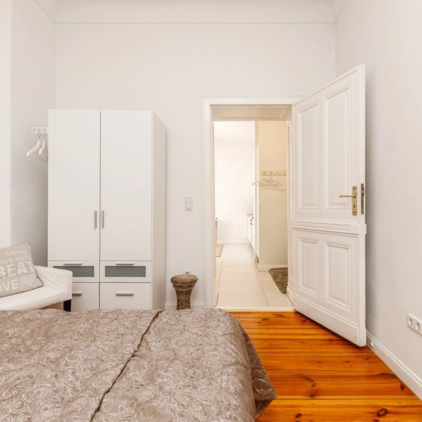 Schlafzimmer Kleiderschrank Kassettentür Dielenboden