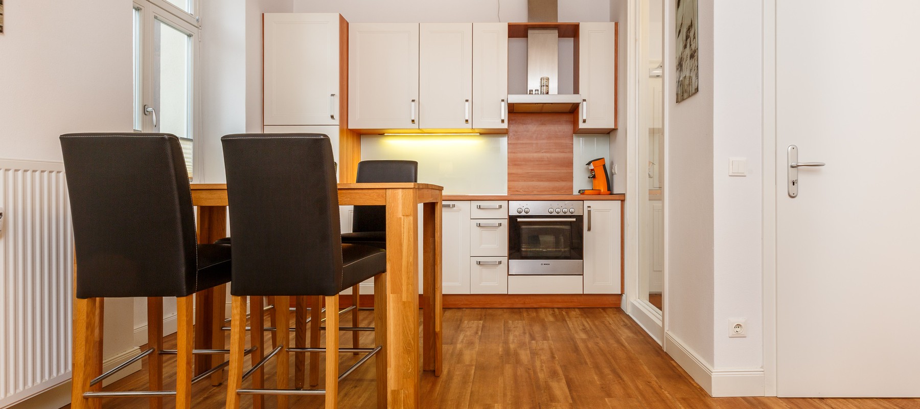 Küchenbereich mit vollausgestatteter Kochzeile Küchenbereich mit vollausgestatteter Kochzeile