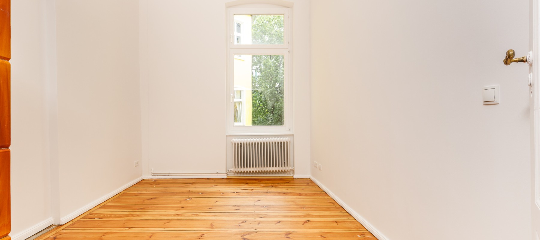 Arbeitszimmer mit charmantem Dielenfußboden Arbeitszimmer mit charmantem Dielenfußboden