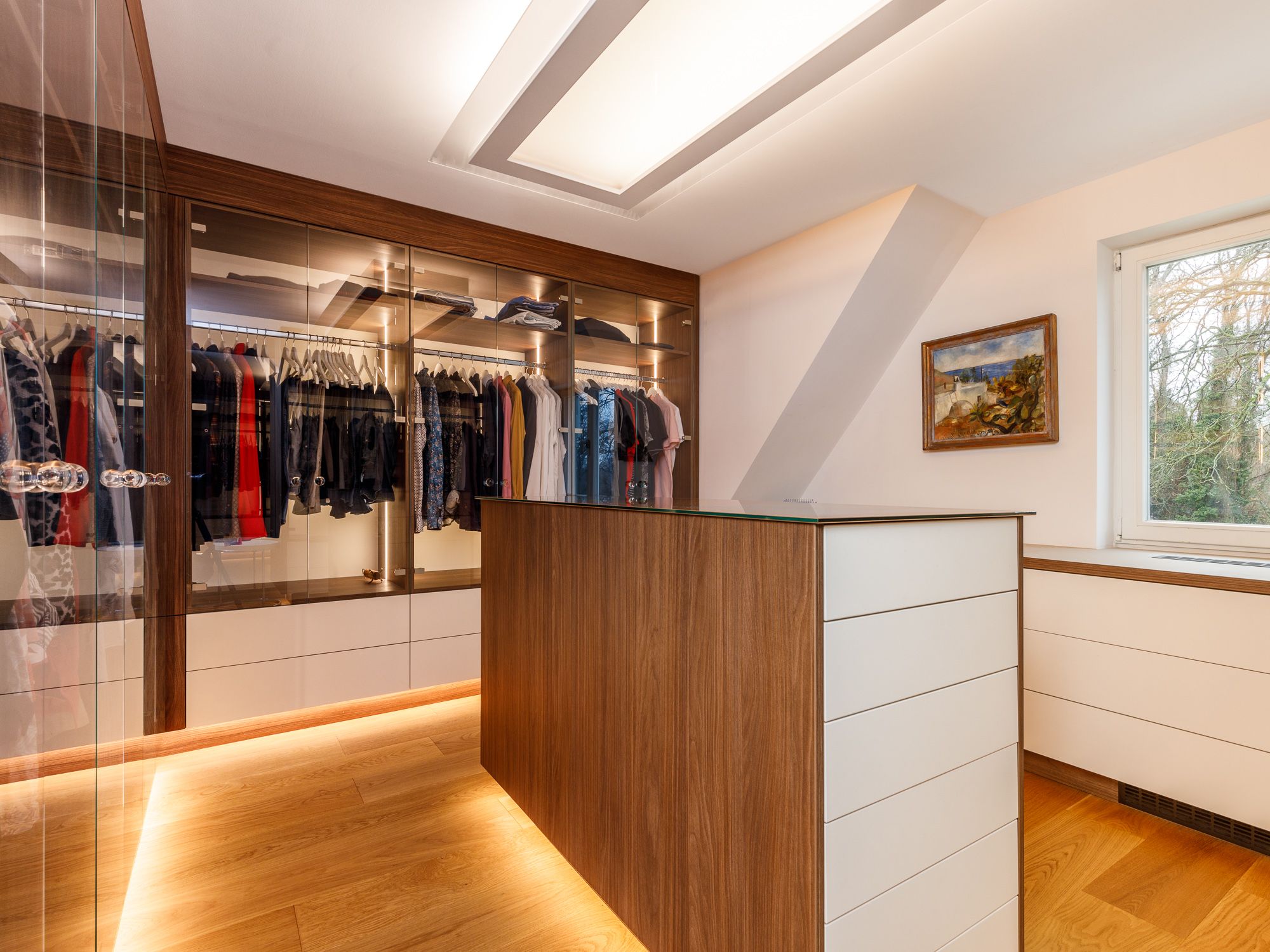 Begehbarer Kleiderschrank mit Tischler-Einbaumöbel 