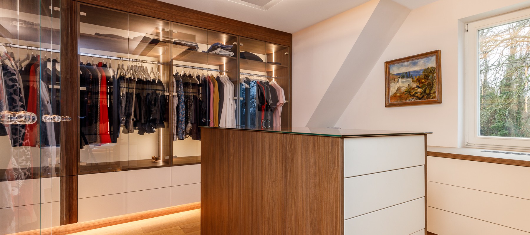 Begehbarer Kleiderschrank mit Tischler-Einbaumöbel Begehbarer Kleiderschrank mit Tischler-Einbaumöbel