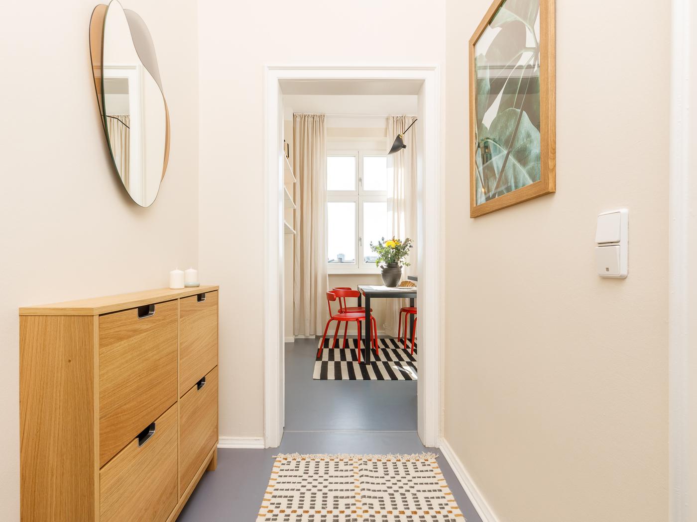 Einladender Eingangsbereich mit Kommode  Einladender Eingangsbereich mit Kommode