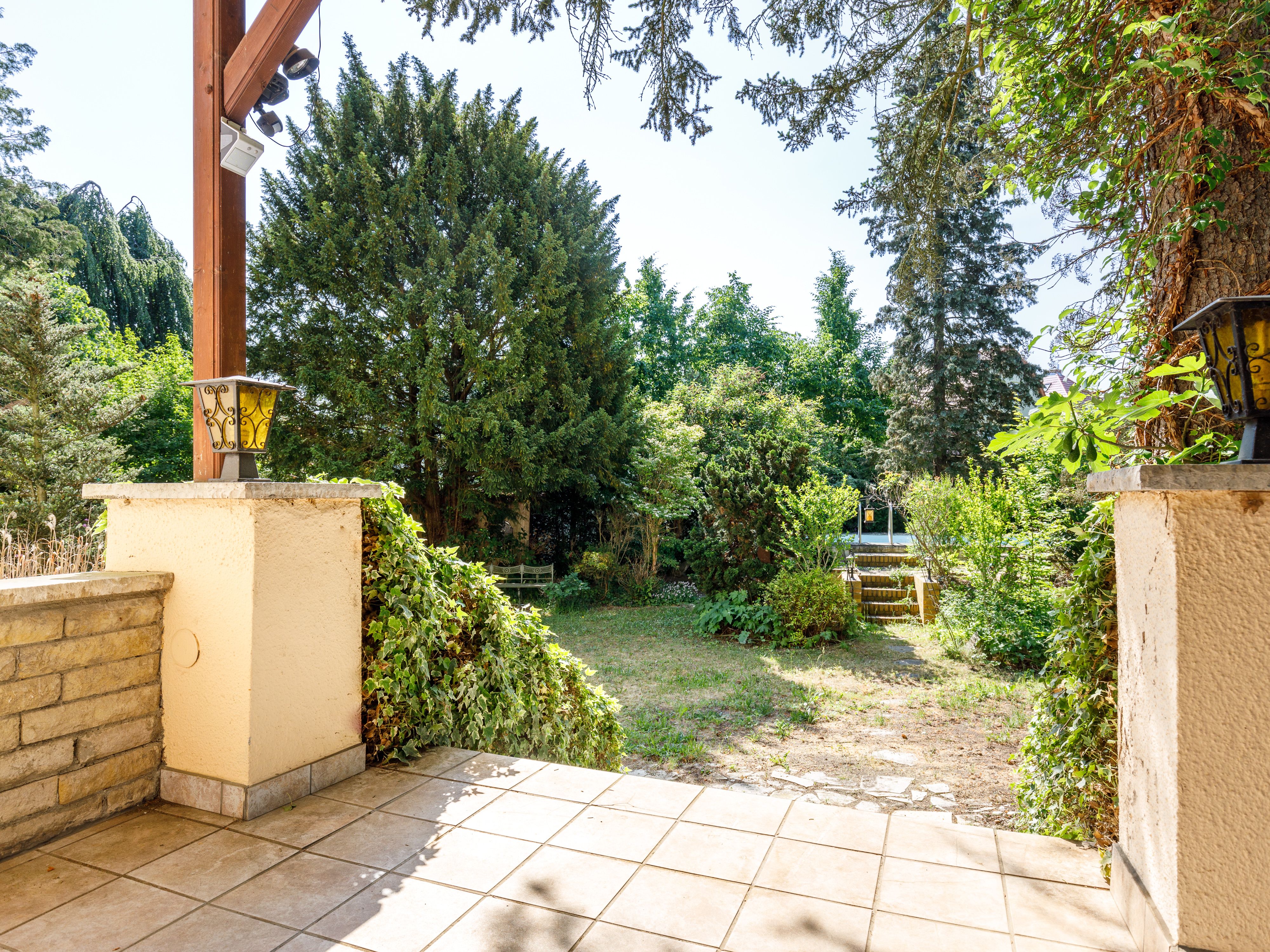 Sonnenterrasse mit Zugang zum Garten