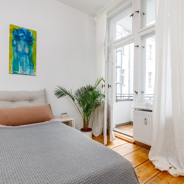 Schlafzimmer Doppelkastenfenster Balkonzugang Dielenboden