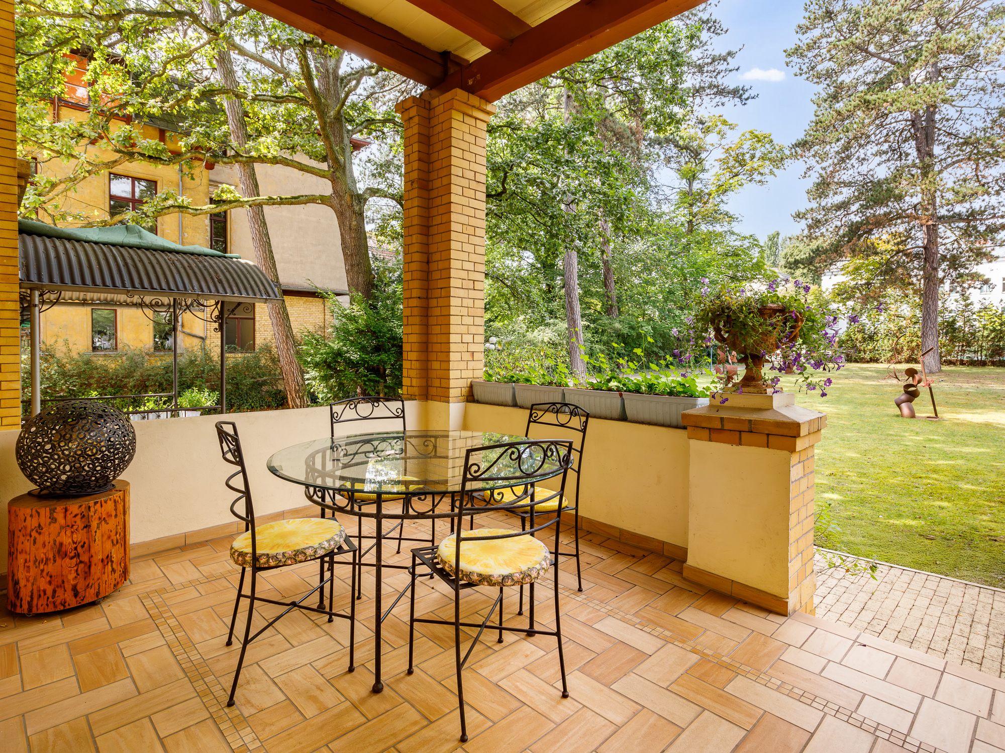 Idyllische Gartenterrasse mit großzügiger Fläche für gesellige Abende im privaten Grünbereich