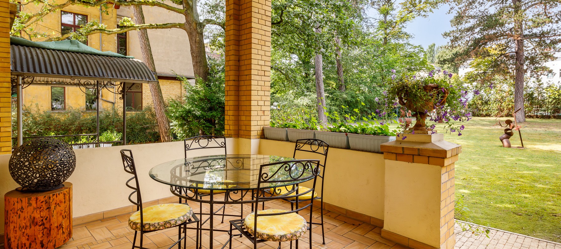 Idyllische Gartenterrasse mit großzügiger Fläche für gesellige Abende im privaten Grünbereich Idyllische Gartenterrasse mit großzügiger Fläche für gesellige Abende im privaten Grünbereich