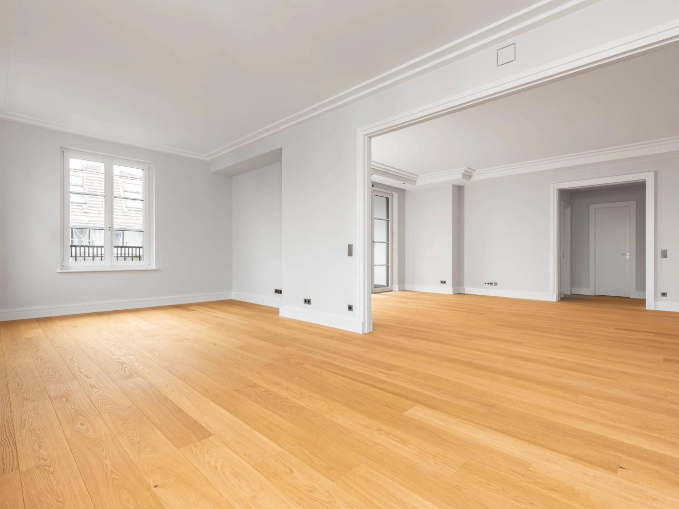 Großes Wohnzimmer mit offenem Wohnbereich und Fußbodenheizung Großes Wohnzimmer mit offenem Wohnbereich und Fußbodenheizung