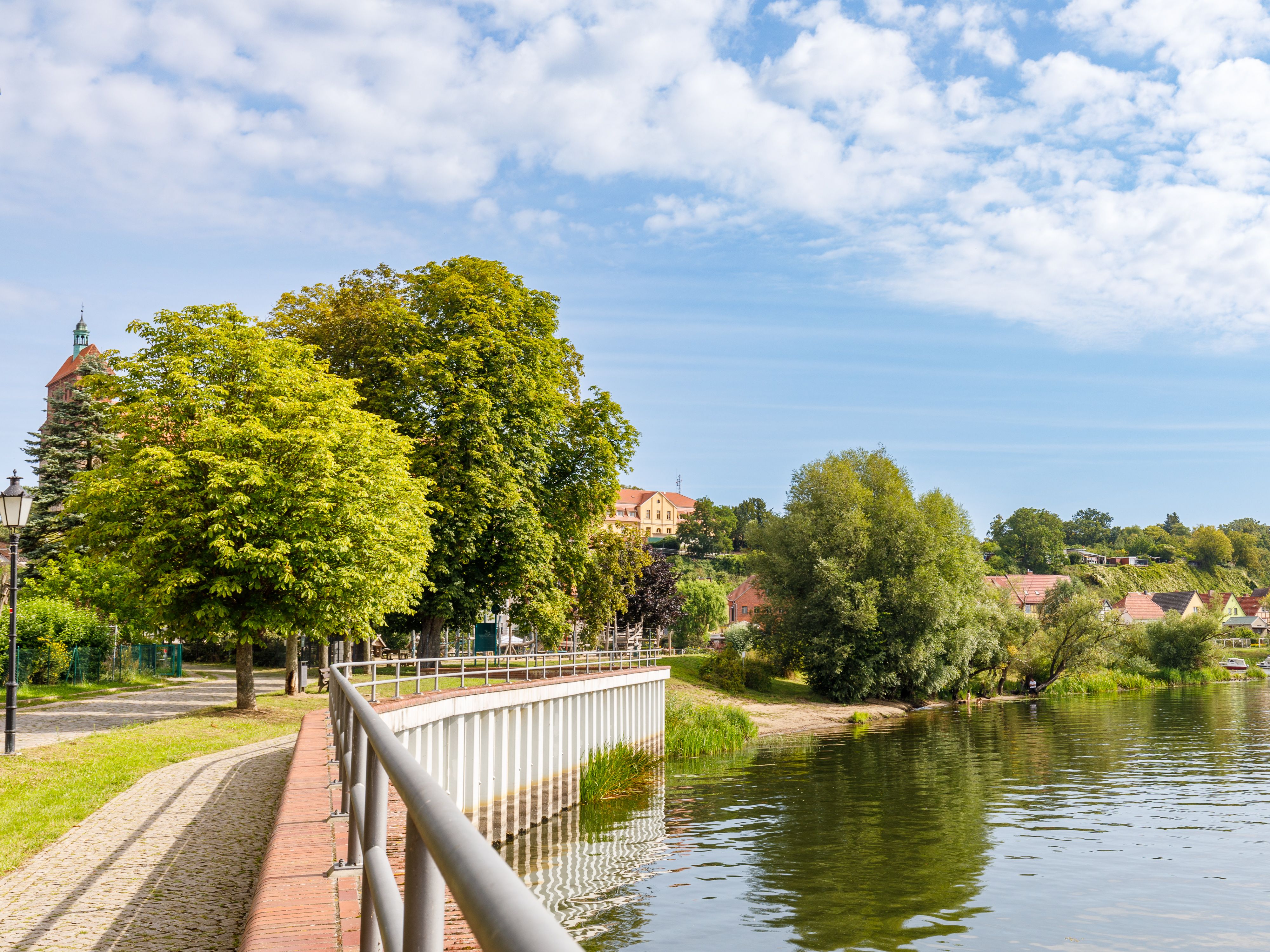 Uferpromenade mit Wasserzugang
