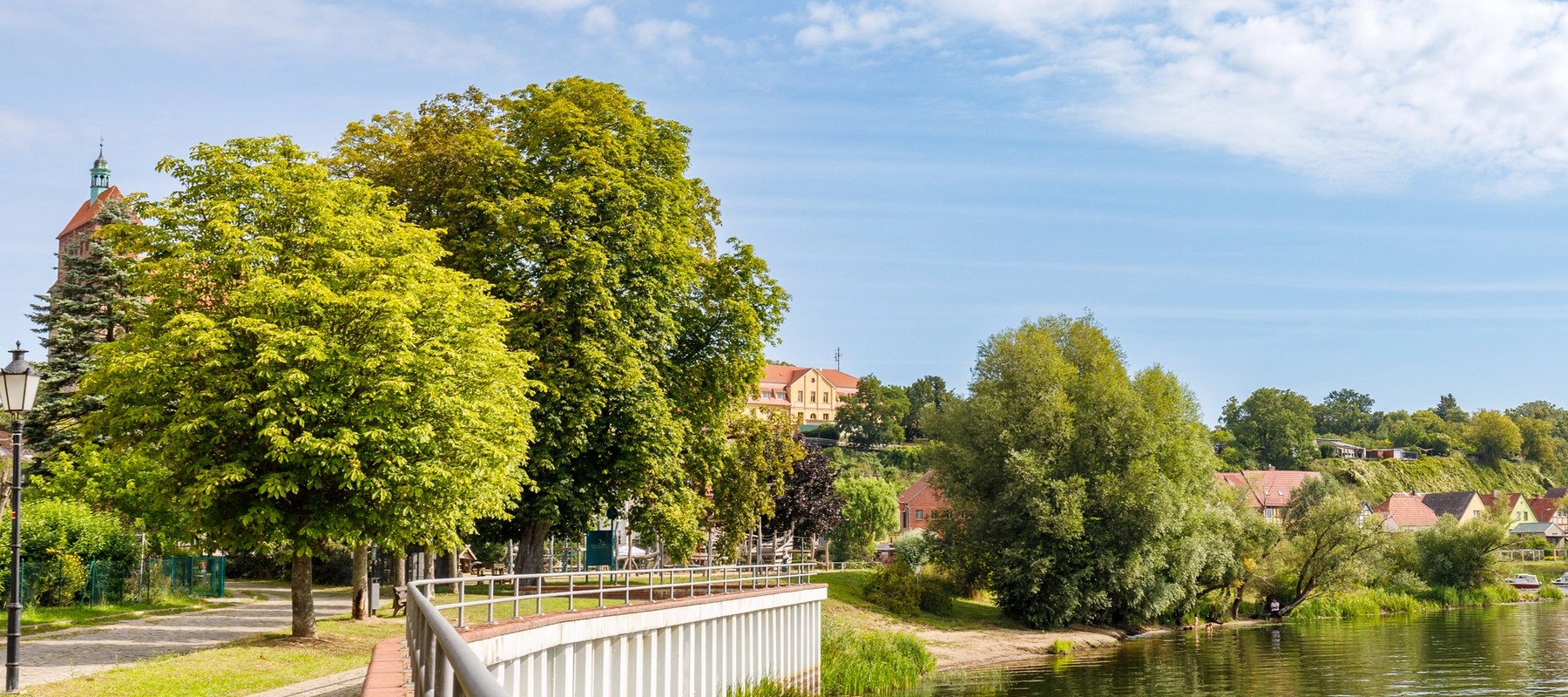 Uferpromenade mit Wasserzugang Uferpromenade mit Wasserzugang