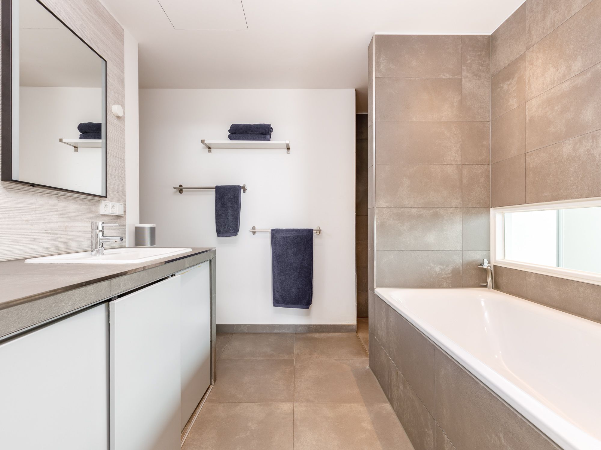 Innenliegendes Vollbad mit Wanne und Dusche 