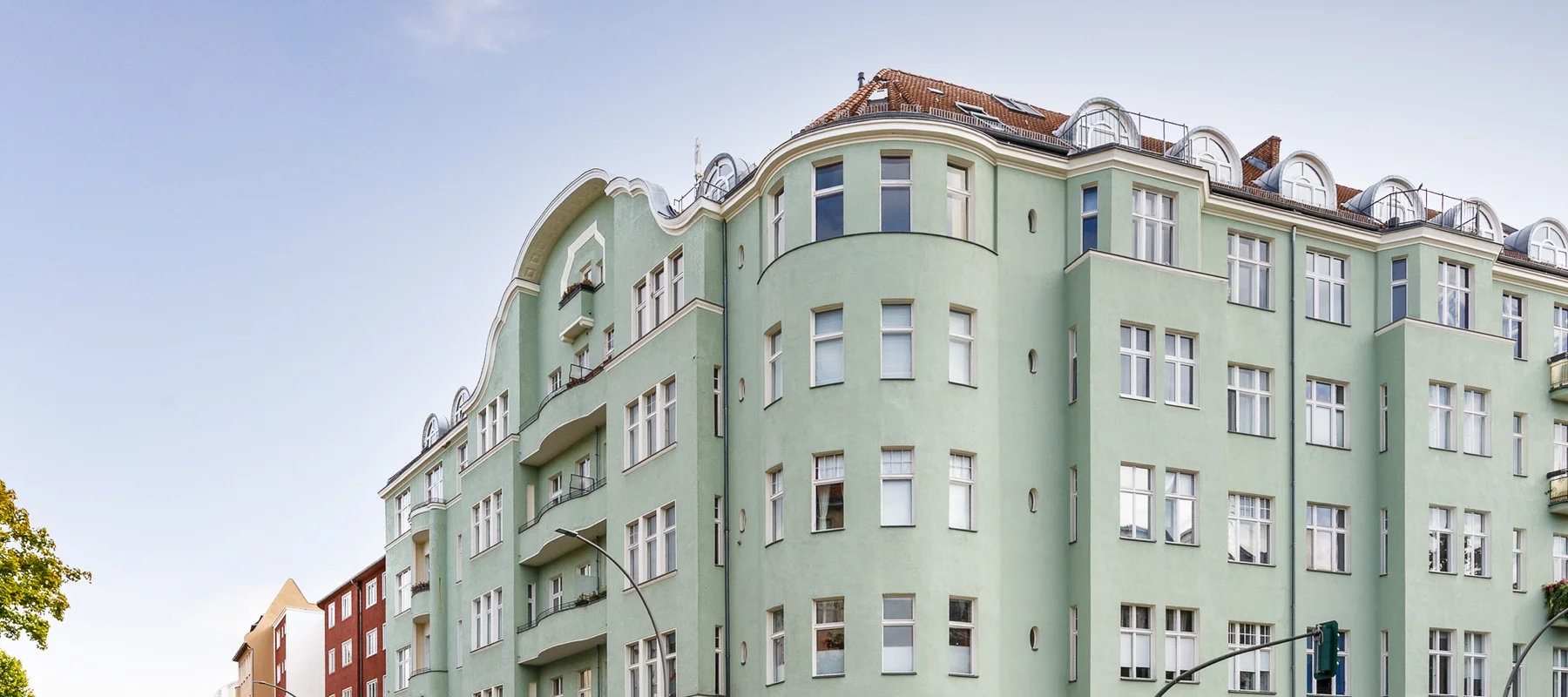 Stately apartment in an old building with separate living quarters, within walking distance of Bayerischer Platz