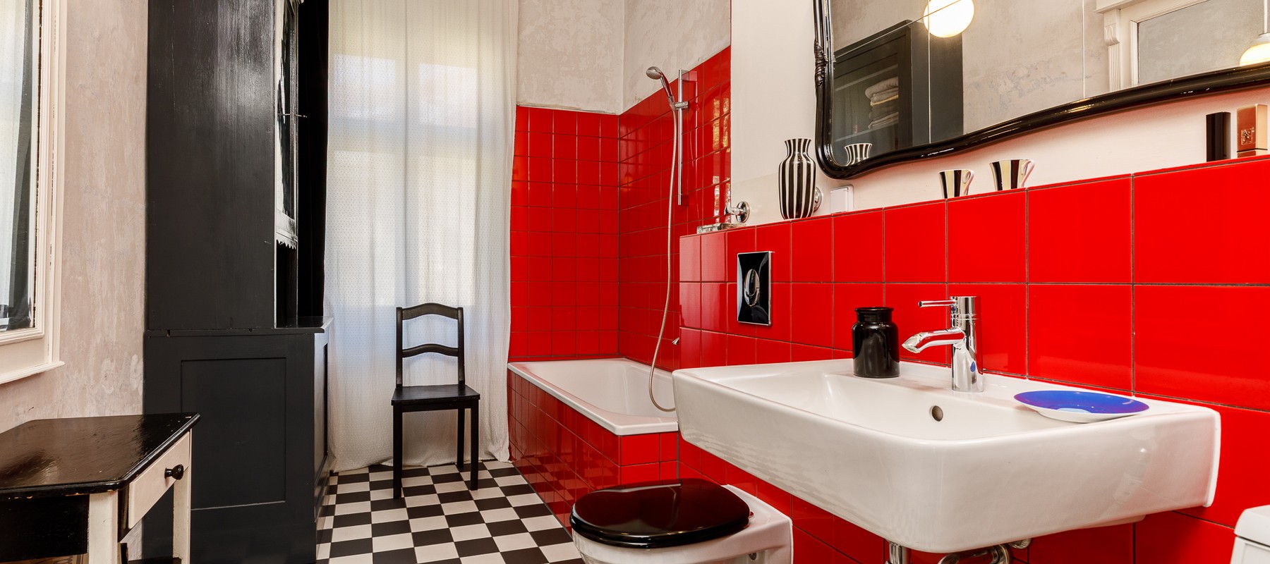 Tagesbelichtetes Wannenbad mit Duschfunktion Tagesbelichtetes Wannenbad mit Duschfunktion