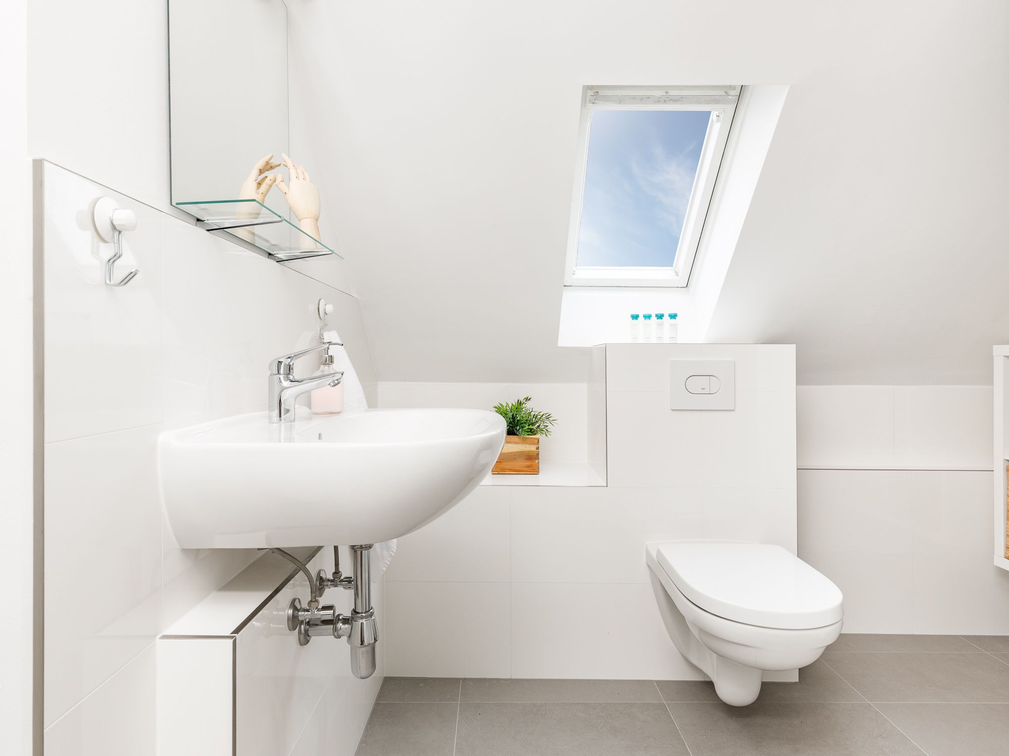 Modernisiertes Duschbad mit Fenster 