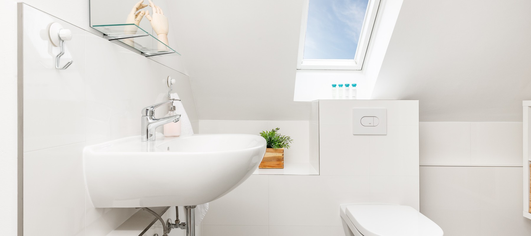 Modernisiertes Duschbad mit Fenster Modernisiertes Duschbad mit Fenster