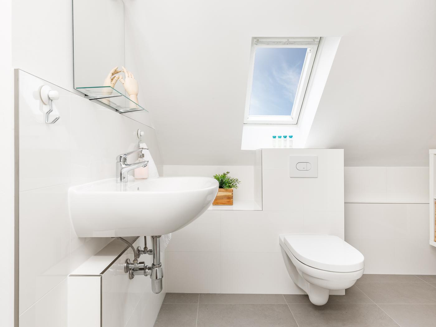 Modernisiertes Duschbad mit Fenster  Modernisiertes Duschbad mit Fenster