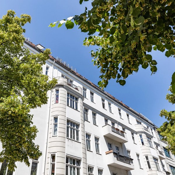 Altbau Fassade Balkone Bäume Himmel