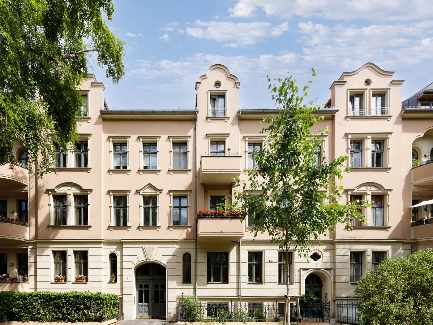 Jugendstil-Altbau in der Schloss- & Gartenstadt: Repräsentative Wohnung mit Stuck, Balkon & preisgekrönter Architektur