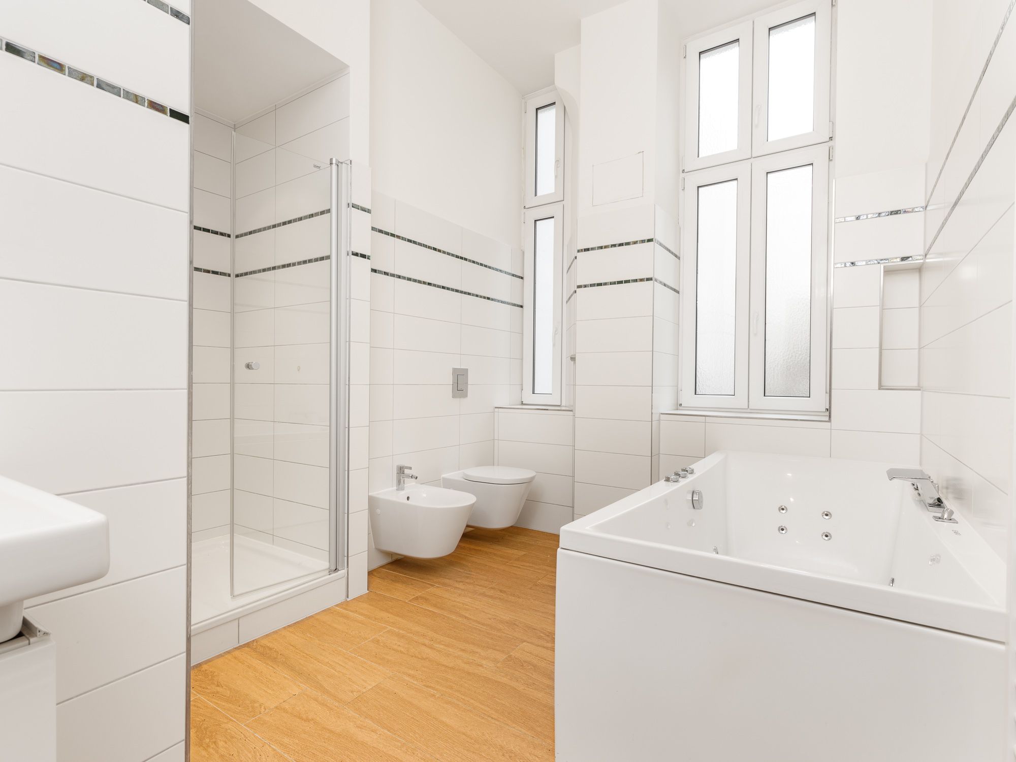 Modernisiertes Vollbad mit Whirlpool-Badewanne 