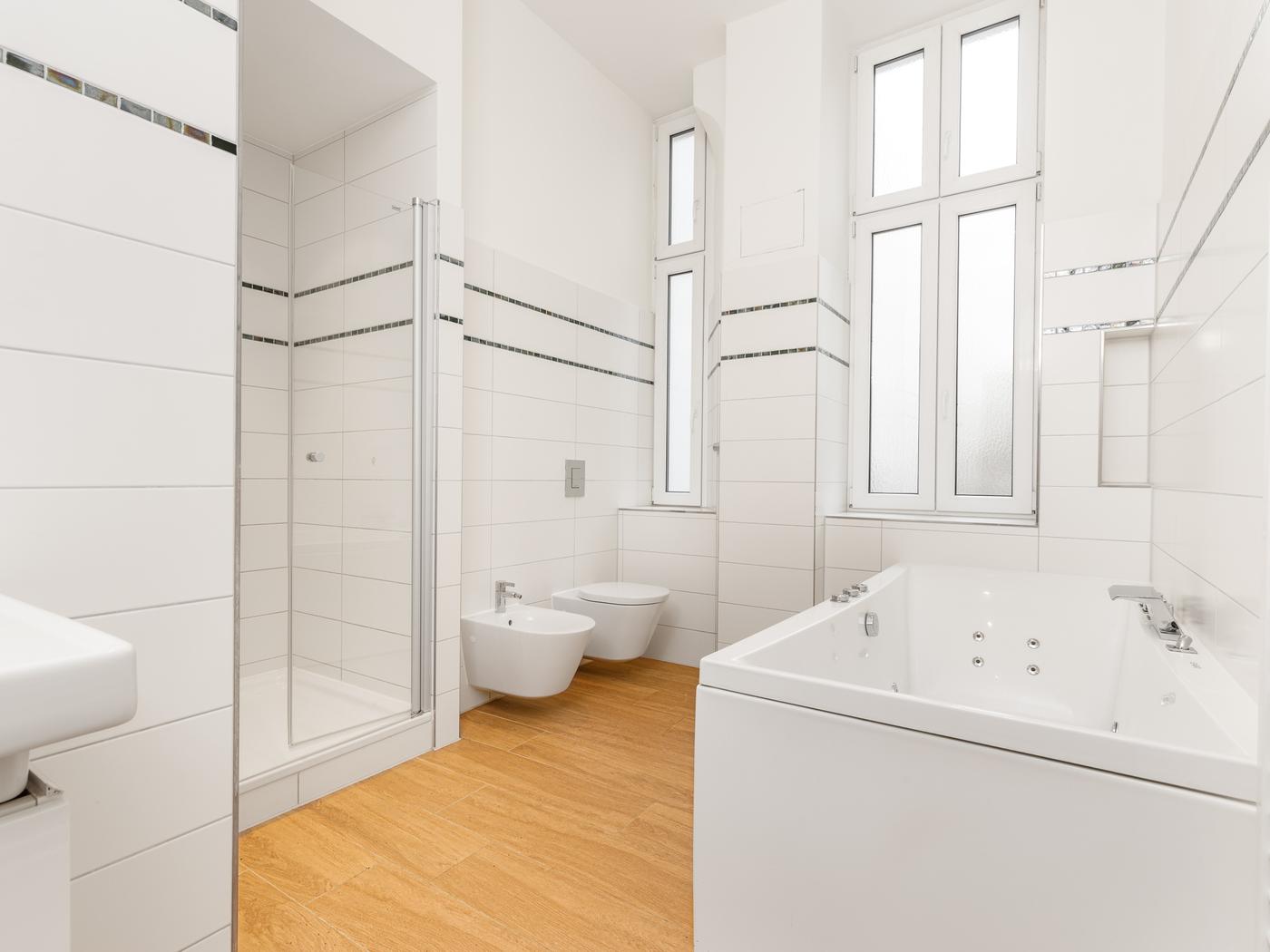 Modernisiertes Vollbad mit Whirlpool-Badewanne  Modernisiertes Vollbad mit Whirlpool-Badewanne