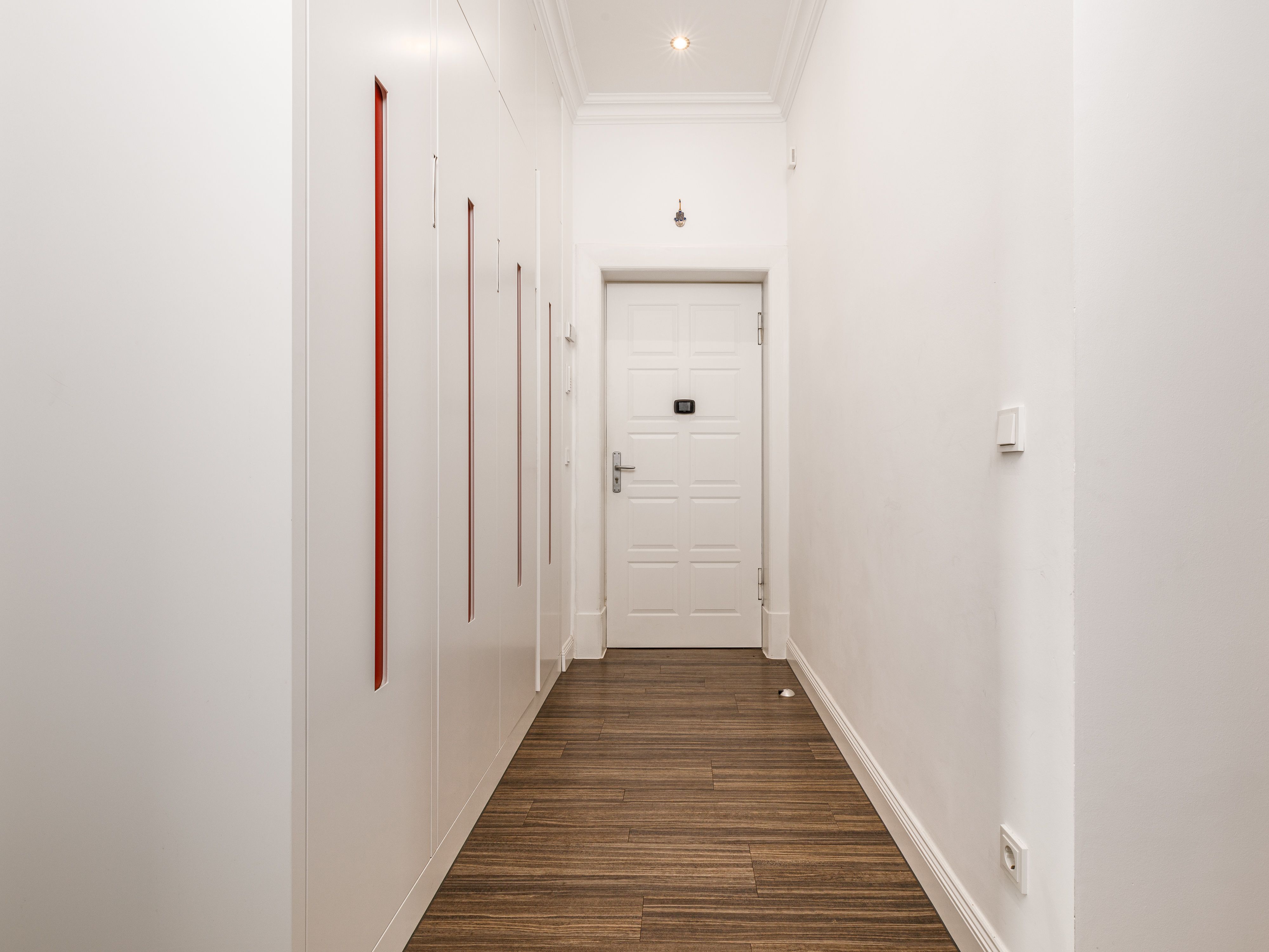 Eingangsbereich mit großem Tischler-Einbauschrank 